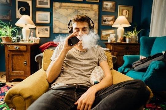 xoilac tv explores what's in electronic cigarettes and explains hidden ingredients, risks and safer choices