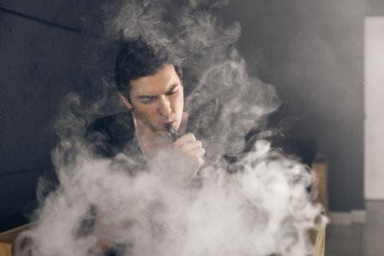 90phut Report on effects of smoking e cigarettes and Why 90phut Readers Should Care About Vaping Risks